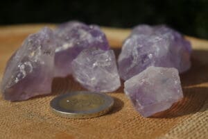 Leuke kleine brokjes ruwe amethist