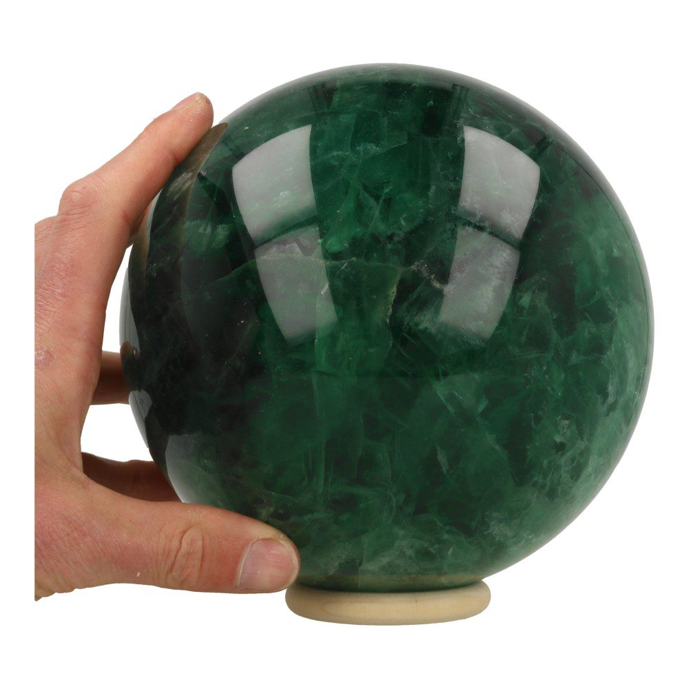 Unieke en prachtige groene fluoriet bol met diameter van ruim 17cm en meer dan 8kg zwaar - donkergroene achterkant