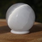 Seleniet bol met diameter van circa 4cm en houten ring