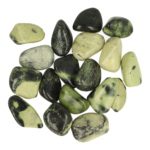 Fraai groen gestippelde serpentijn trommelsteen van circa 2,5-3cm lengte