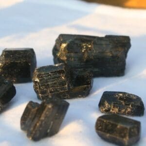 Kleine ruwe stukjes zwarte toermalijn