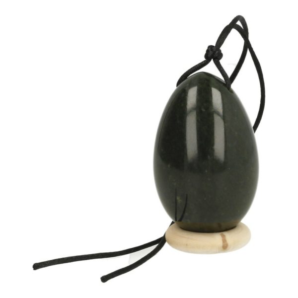 Fraai donkergroene jade yoni ei groot, met hoogte van 45mm en diameter van 30mm op houten ring