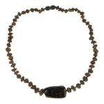 Fraaie bruine barnsteen ketting met groot stuk barnsteen in het midden van 45cm lengte