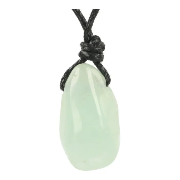 Groene calciet hanger doorboord aan zwart waxkoord