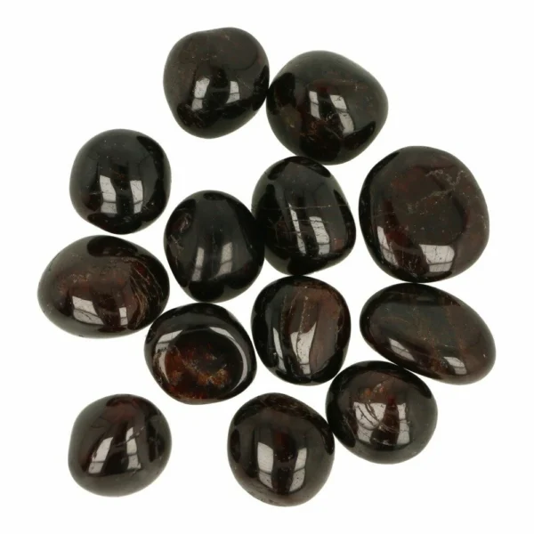 Fraaie donkere granaat trommelsteen