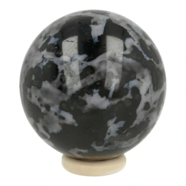 Frisse gabbro bol met diameter van 56mm op houten ring