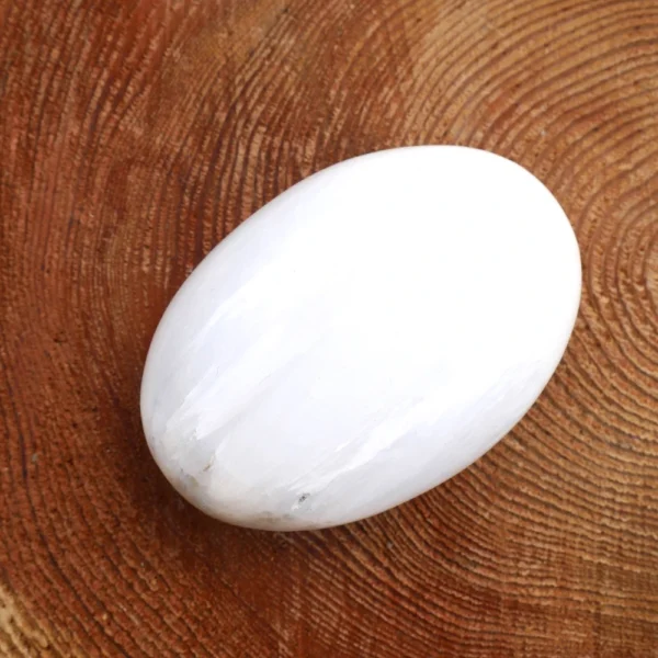 Mooie kwaliteit witte scoleciet knuffelsteen (nr.3)